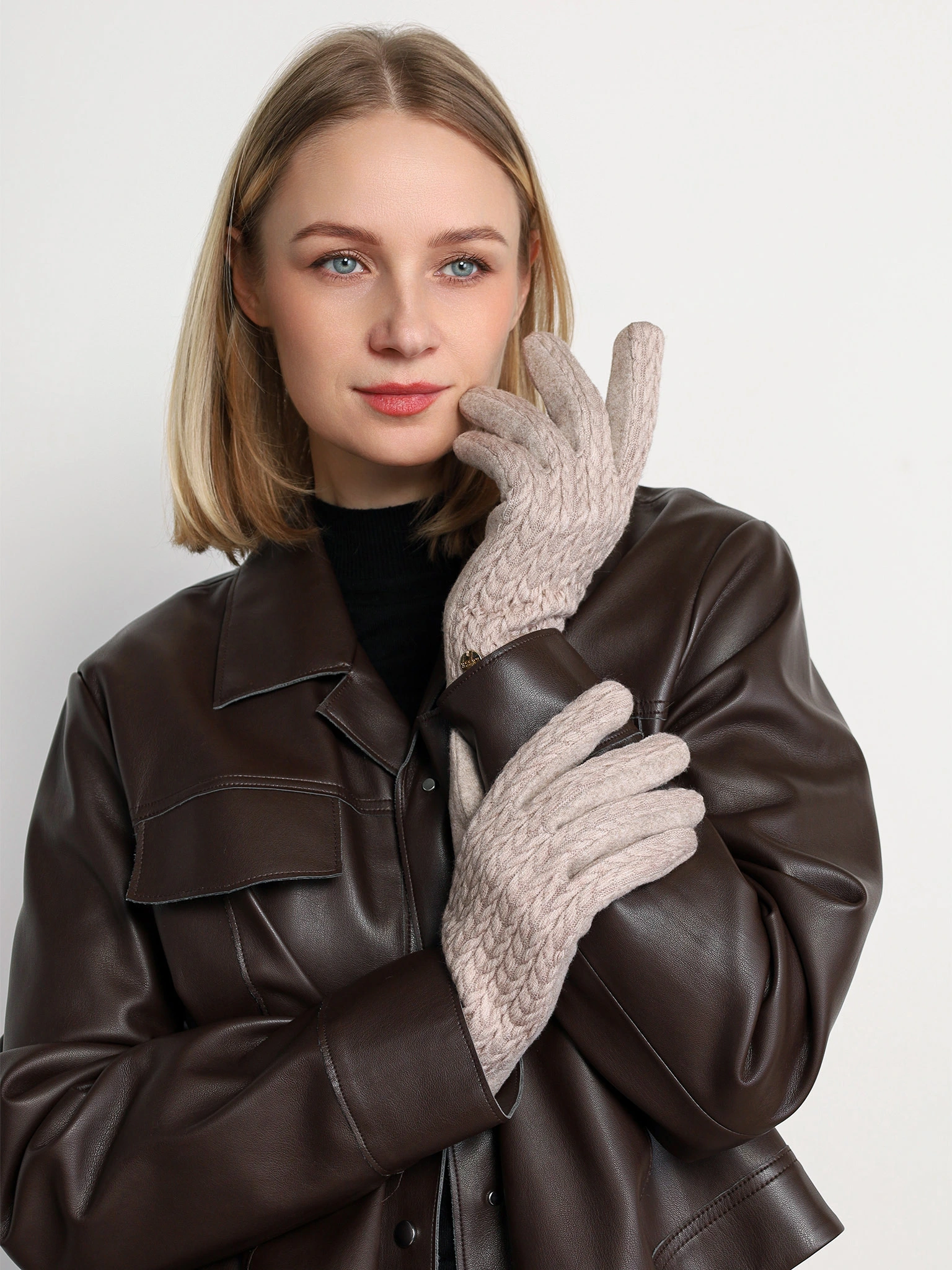 Перчатки трикотажные с декоративной нашивкой в ассортименте